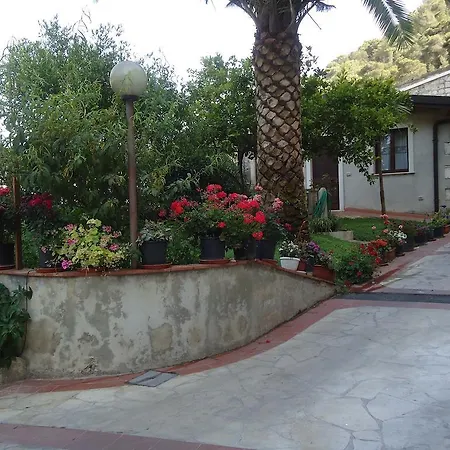 Bed and Breakfast Pineta Monserrato 3*